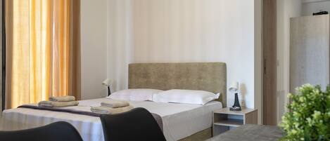 Standard dubbelrum - balkong - utsikt mot staden | Värdeförvaringsskåp på rummet, mörkläggningsgardiner och ljudisolering