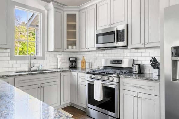 冷蔵庫、電子レンジ、オーブン、コンロ