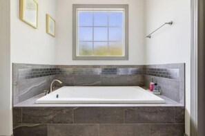 Haartrockner, Handtücher, Seife, Shampoo