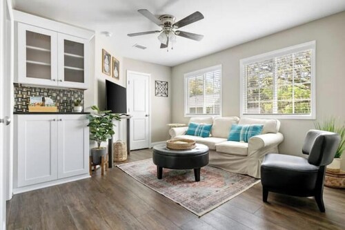 Homey Place A Short Drive to Downtown & the Beach