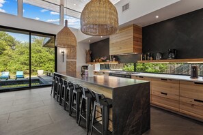 Réfrigérateur, four à micro-ondes, un four, surface de cuisson
