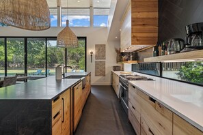 Kühlschrank, Ofen, Herdplatte, Wasserkocher mit Kaffee-/Teezubehör