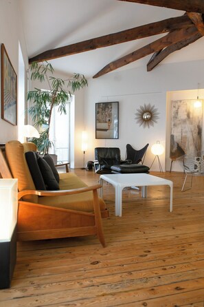 Smart TV, video games, books, stereo - Air-conditioned duplex loft in the heart of Bordeaux (Bordeaux)