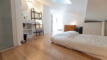 3 bedrooms, desk, iron/ironing board, travel crib