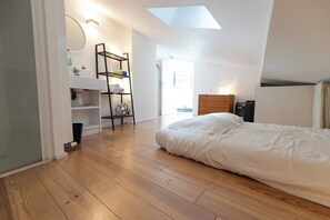 3 sovrum, skrivbord, strykjärn/strykbräda och resesäng