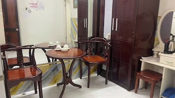 Familjerum för fyra - balkong - utsikt mot staden | Sängtillbehör av högsta kvalitet, duntäcken och bäddmadrasser