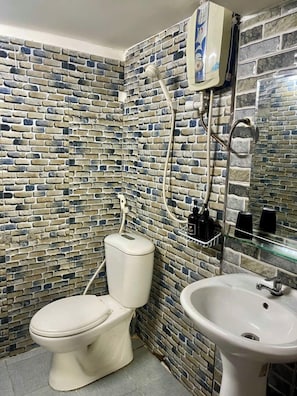 Standard Room | Bathroom | Slippers, towels, soap, shampoo
