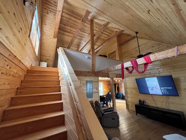 Interior - Charming 2-bedroom cabin in Woodlawn/Galax VA with modern features (Woodlawn)