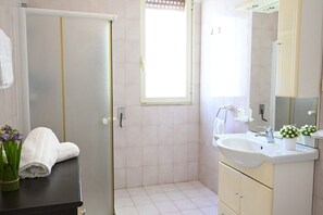 Een douche, gratis toiletartikelen, een haardroger, een bidet