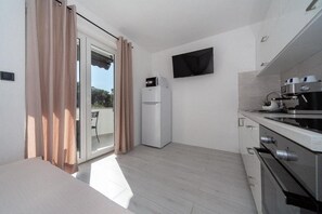 Private kitchen - Forest Breeze Apartment - Two bedroom apartment with Balcony (Biograd na Moru)