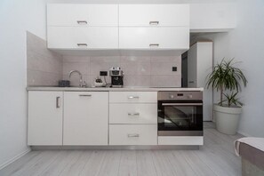 Frigorifero, microonde, forno, piano cottura