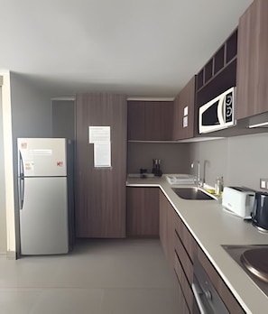 Kühlschrank, Mikrowelle, Wasserkocher mit Kaffee-/Teezubehör, Toaster