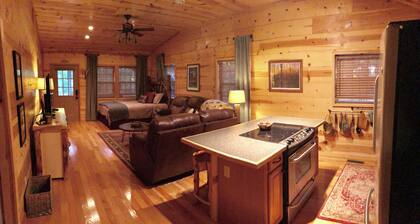 Paynes Place- A Charming 2-bedroom cabin close to Blanchard Caverns/ Mirror Lake