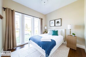 5 bedrooms, desk, iron/ironing board, travel cot - Mayfield Manor-Hot Tub-KingBed-FireTable-BBQ-Wifi (Edmonton)