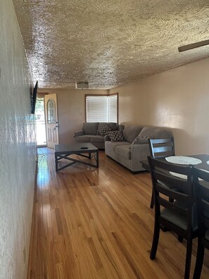 Living area - Charming 2-bedroom house in Rupert with WiFi, AC (Rupert)