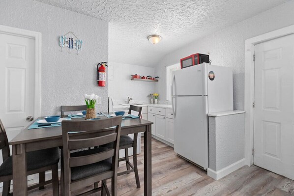 Réfrigérateur, four, cafetière/bouilloire, grille-pain