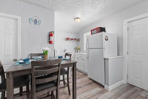 Kylskåp, ugn, kaffe- och tebryggare och brödrost