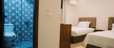 Sèche-cheveux, serviettes fournies, savon, papier toilette