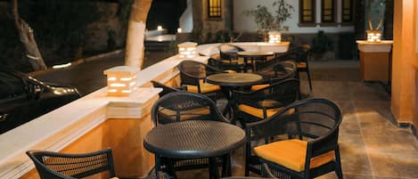 تناول الطعام بالخارج