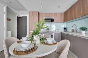 Refrigerador, microondas, horno, placa de cocina