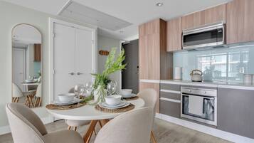 Réfrigérateur, four à micro-ondes, un four, surface de cuisson