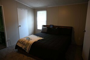 2 Schlafzimmer, Zimmersafe, Schreibtisch, Bügeleisen/Bügelbrett