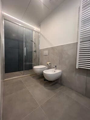 Haartrockner, Bidet, Handtücher, Toilettenpapier