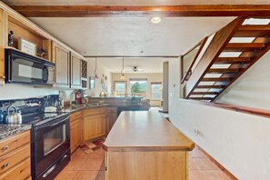 Frigorífico, microondas, horno y placa de cocina