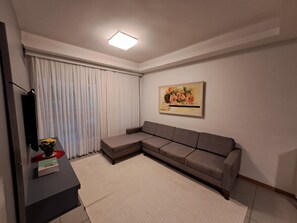 42-inch Smart TV with digital channels, Netflix, table football - Horizonte Azul Nautilus Home Club Penha (Penha)