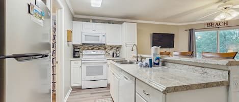 冷蔵庫、電子レンジ、オーブン、コンロ