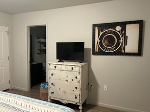 3 bedrooms, desk, iron/ironing board, travel cot