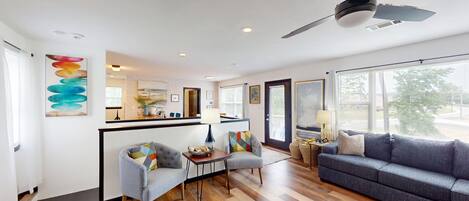 テレビ、暖炉、DVD プレーヤー