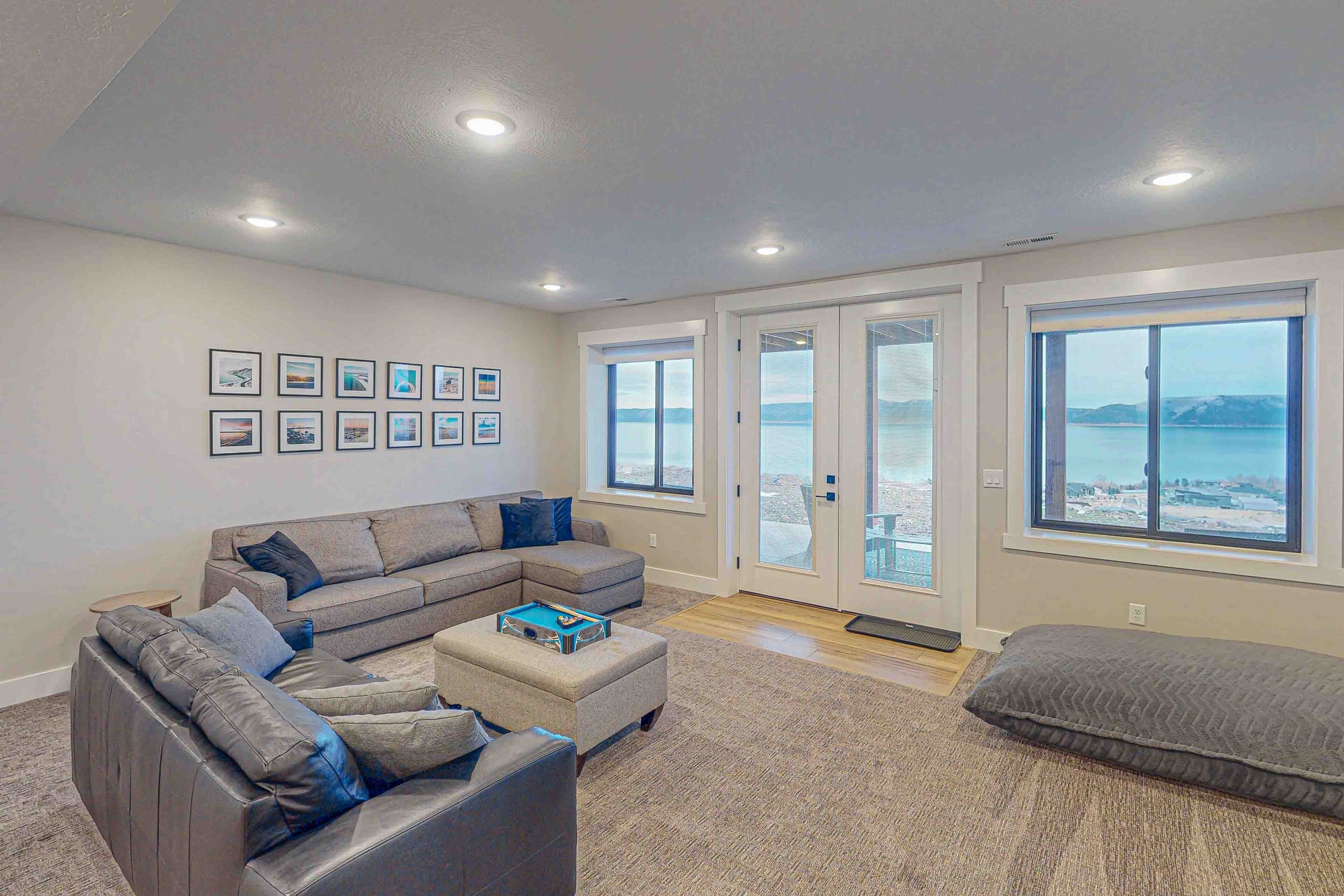 電視、壁爐、DVD 播放機、足球機