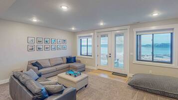 Télévision, cheminée, lecteur de DVD, baby-foot