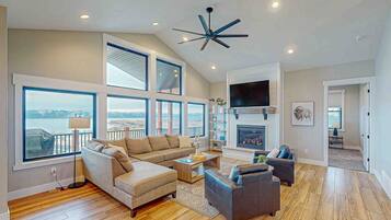 Télévision, cheminée, lecteur de DVD, baby-foot