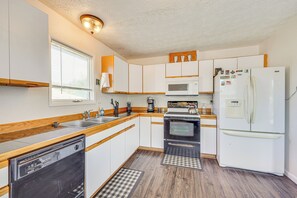 Réfrigérateur, micro-ondes, plaque de cuisson, lave-vaisselle