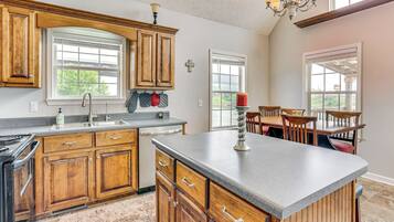Fridge, microwave, stovetop, dishwasher