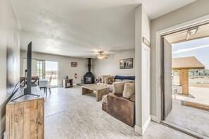 TV, fireplace, video games, DVD player - 4 Mi to Museums: Roswell Getaway w/ Game Room! (Roswell)