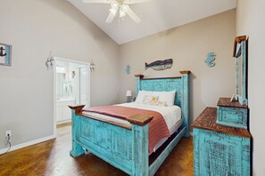 2 bedrooms, iron/ironing board, internet, bed sheets