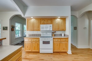 Fridge, microwave, stovetop, dishwasher