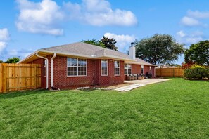 Exterior - Gorgeous coastal home, dog-friendly, game room and close to everything (Navarre)