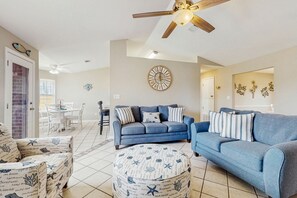TV, fireplace - Gorgeous coastal home, dog-friendly, game room and close to everything (Navarre)