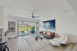 Fernseher, DVD-Player, Bücher