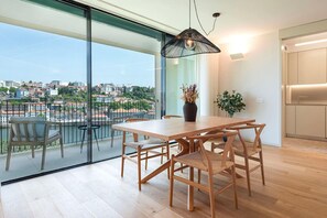 Dining - Scenic River-View T1 by Lisbeyond (Vila Nova de Gaia)