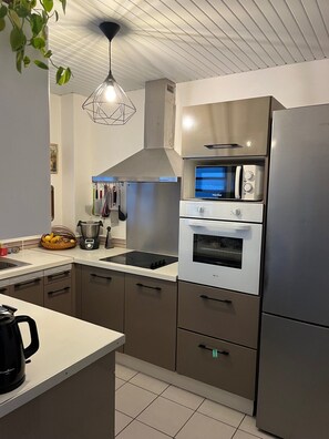 Micro-ondes, four, plaque de cuisson, lave-vaisselle