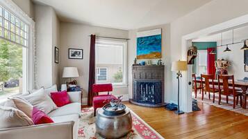TV, fireplace