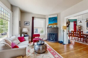 TV, fireplace