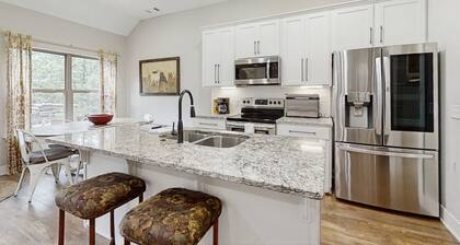 Charming retreat home w/ disc golf gear, gourmet kitchen, & a spacious backyard