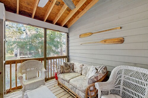 Westwood townhouse w/community pool, tennis court, bike to beach