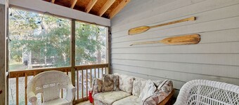 Westwood townhouse w/community pool, tennis court, bike to beach